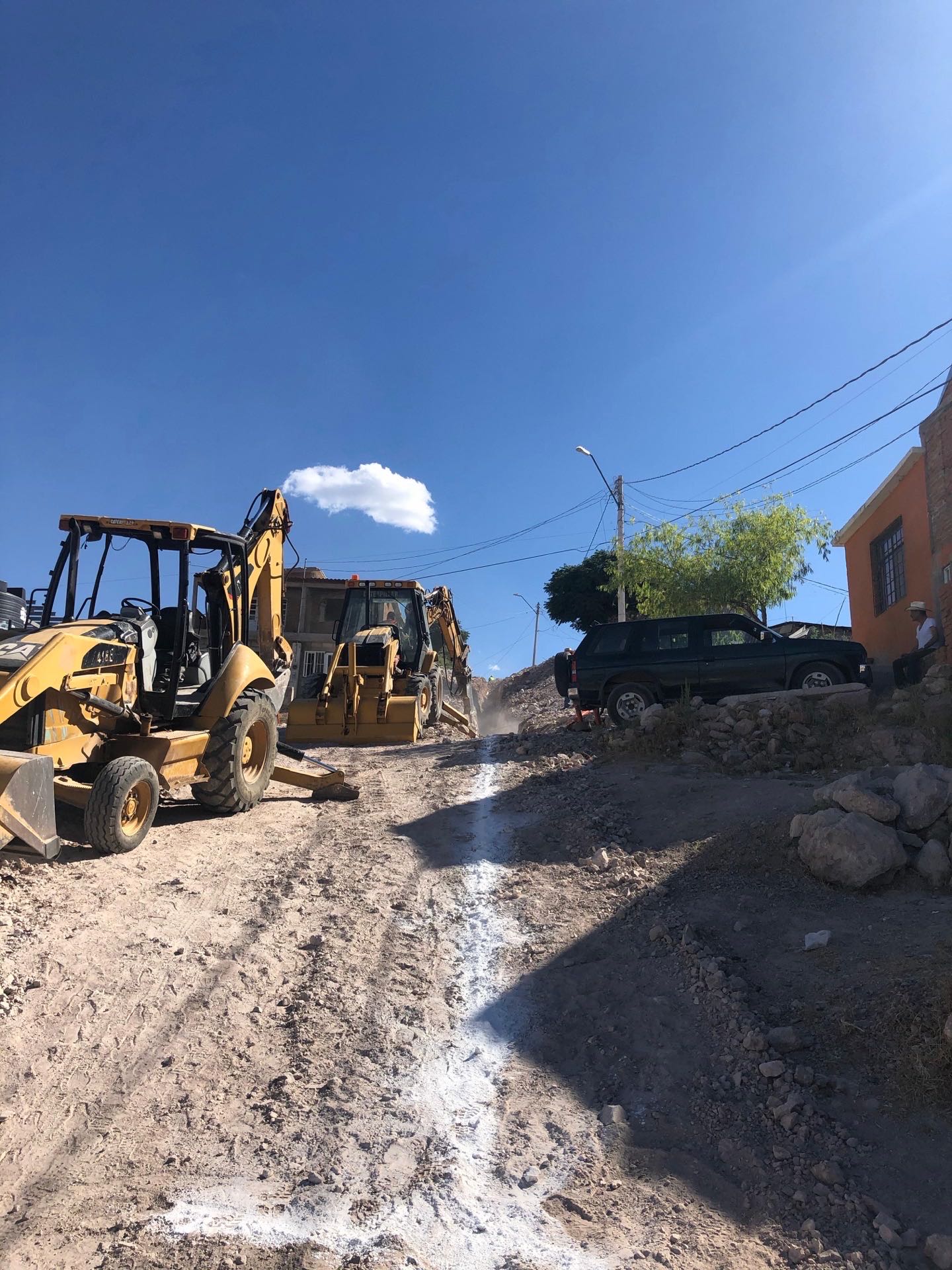 Excavación para red hidráulica en zona urbana