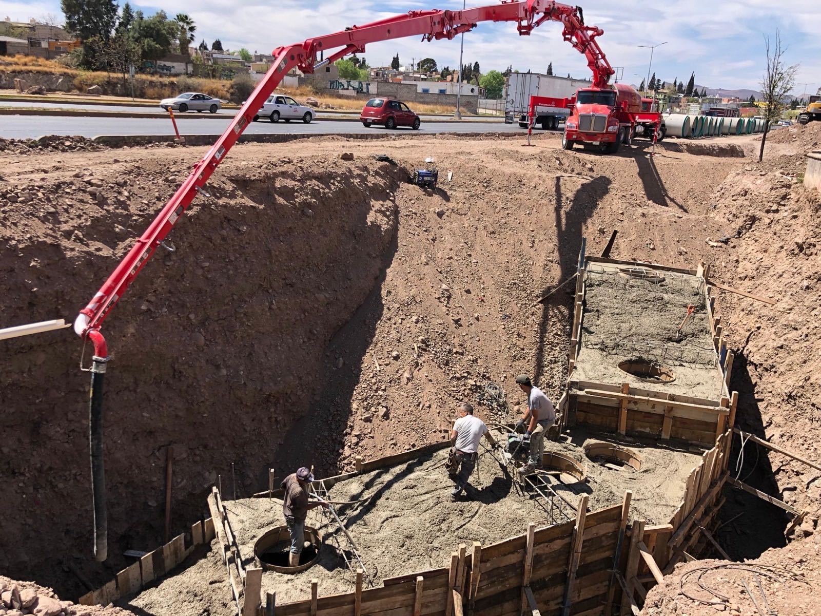 Colado con bomba de concreto en infraestructura hidráulica