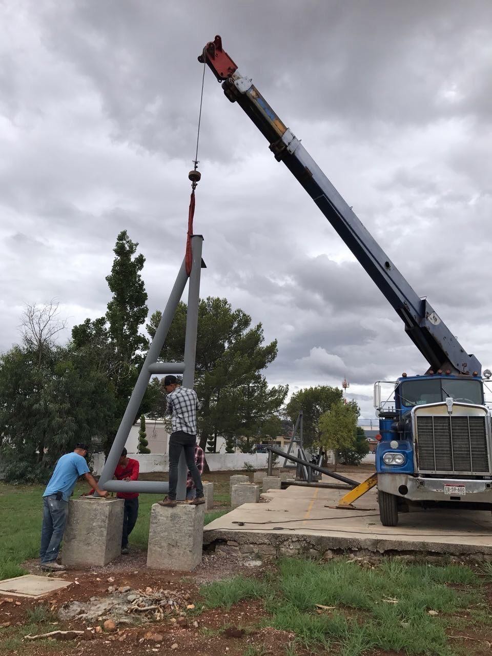 Montaje de estructura metálica con grúa
